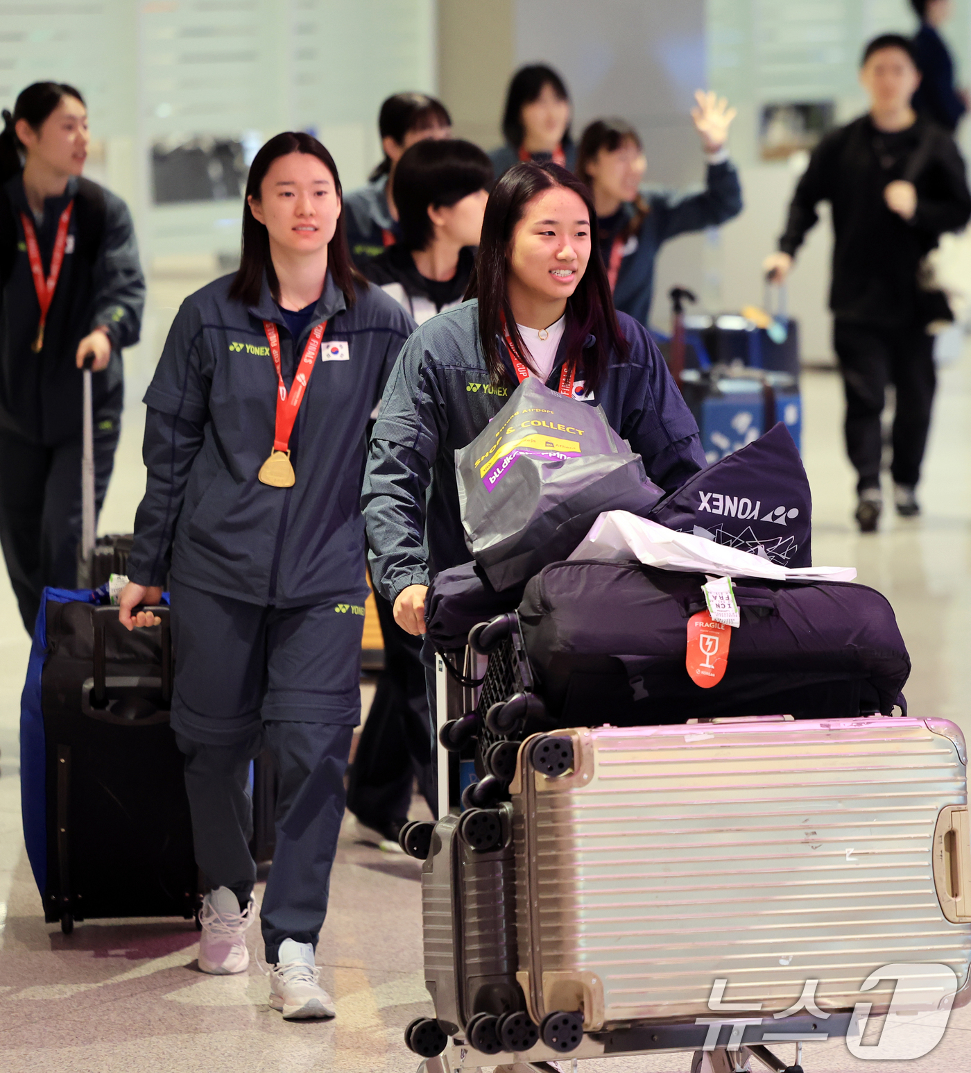 (인천공항=뉴스1) 이호윤 기자 = 2026년 세계여자단체배드민턴선수권대회(우버컵) 우승을 차지한 안세영 등 대힌민국 여자 배드민턴 대표팀이 5일 인천공항 제2여객터미널을 통해 귀 …