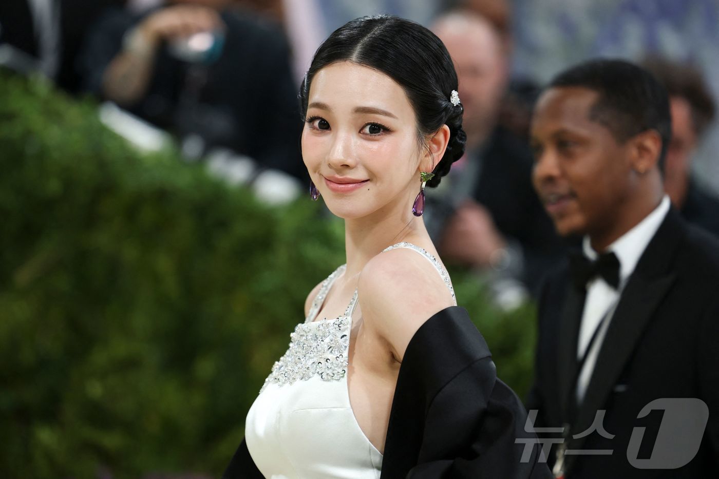 (AFP=뉴스1) 구윤성 기자 = 에스파 카리나가 4일(현지시간) 미국 뉴욕 메트로폴리탄 미술관에서 열린 '2026 멧 갈라'에 참석하며 포즈를 취하고 있다. 멧 갈라는 매년 5월 …