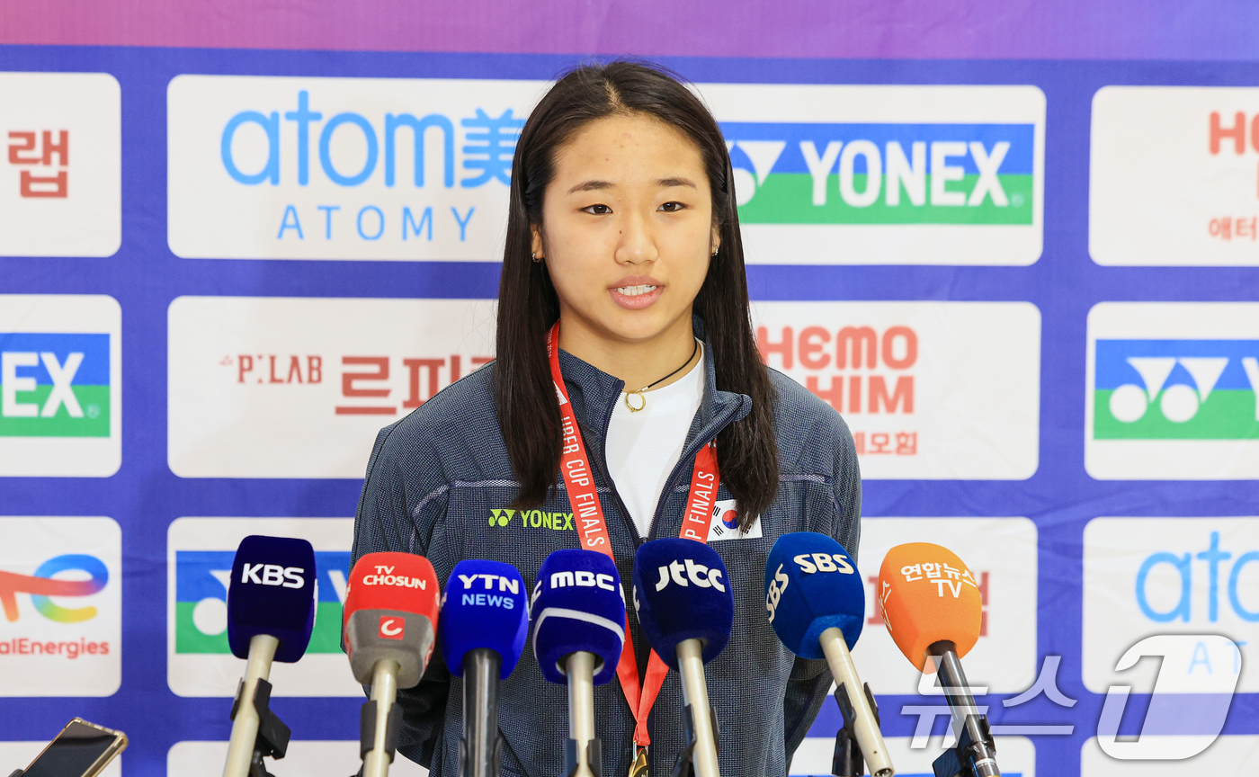 (인천공항=뉴스1) 이호윤 기자 = 2026년 세계여자단체배드민턴선수권대회(우버컵) 대표팀 안세영이 5일 인천공항 제2여객터미널을 통해 귀국해 취재진 질문에 답하고 있다. 2026 …