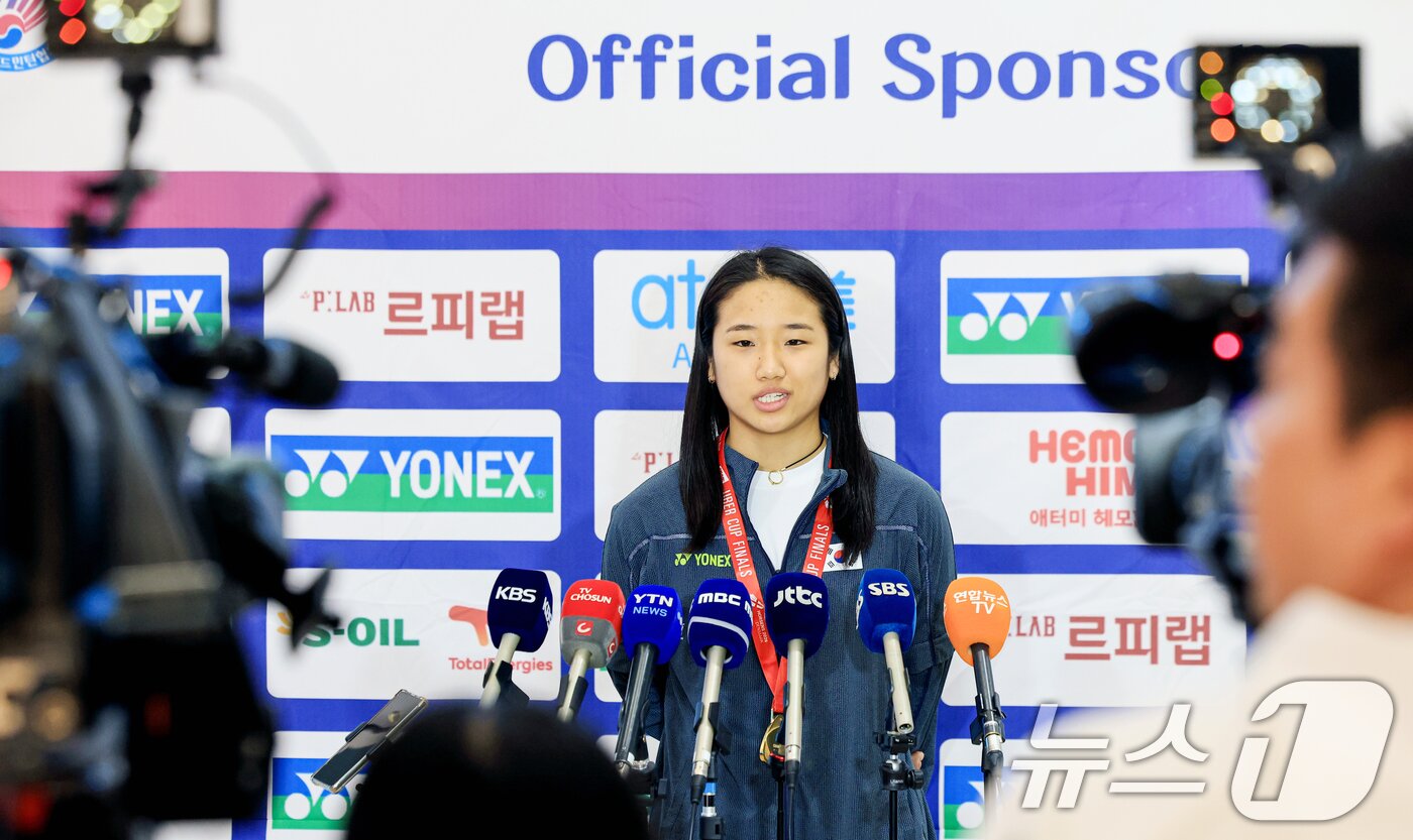 본문 이미지 - 2026년 세계여자단체배드민턴선수권대회(우버컵) 대표팀 안세영이 5일 인천공항 제2여객터미널을 통해 귀국해 취재진 질문에 답하고 있다. 2026.5.5 ⓒ 뉴스1 이호윤 기자