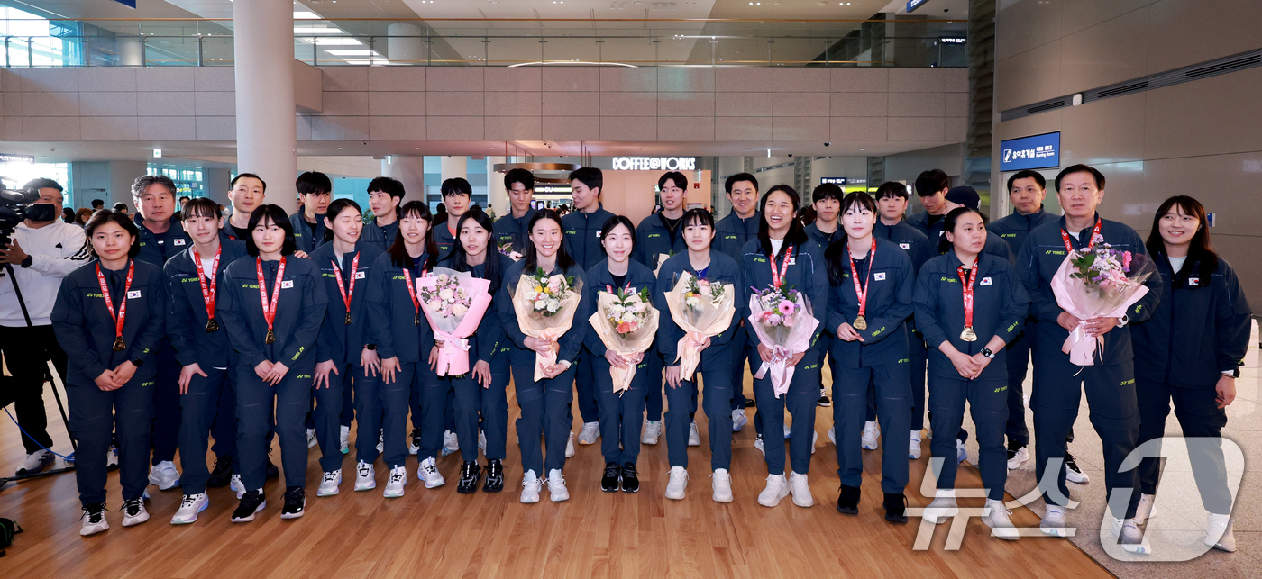 (인천공항=뉴스1) 이호윤 기자 = 2026년 세계남녀단체배드민턴선수권대회에 출전한 안세영을 비롯한 대한민국 대표팀 선수들이 5일 인천공항 제2여객터미널을 통해 귀국해 기념촬영을 …