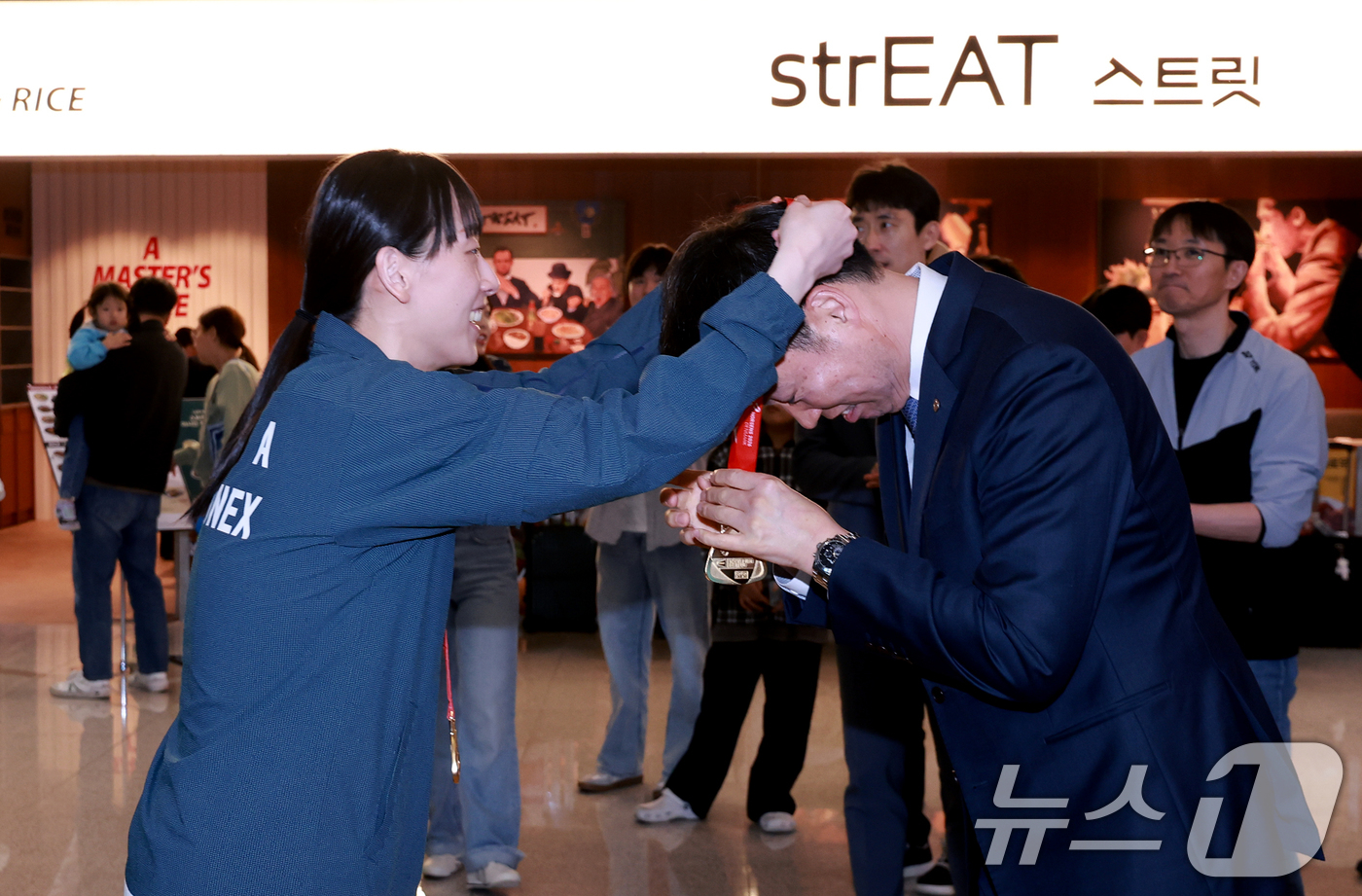 (인천공항=뉴스1) 이호윤 기자 = 2026년 세계여자단체배드민턴선수권대회(우버컵) 대표팀 이소희가 김동문 대한배드민턴협회장에게 5일 인천공항 제2여객터미널에서 금메달을 목에 걸어 …