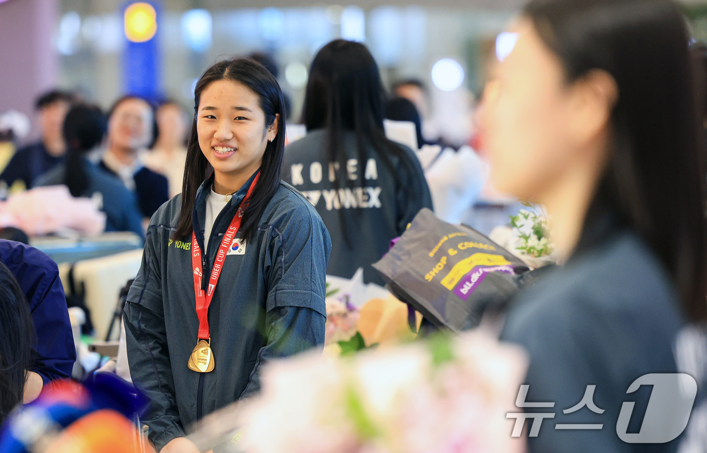 (인천공항=뉴스1) 이호윤 기자 = 2026년 세계여자단체배드민턴선수권대회(우버컵) 대표팀 안세영이 5일 인천공항 제2여객터미널을 통해 귀국해 이소희의 인터뷰를 바라보고 있다. 2 …