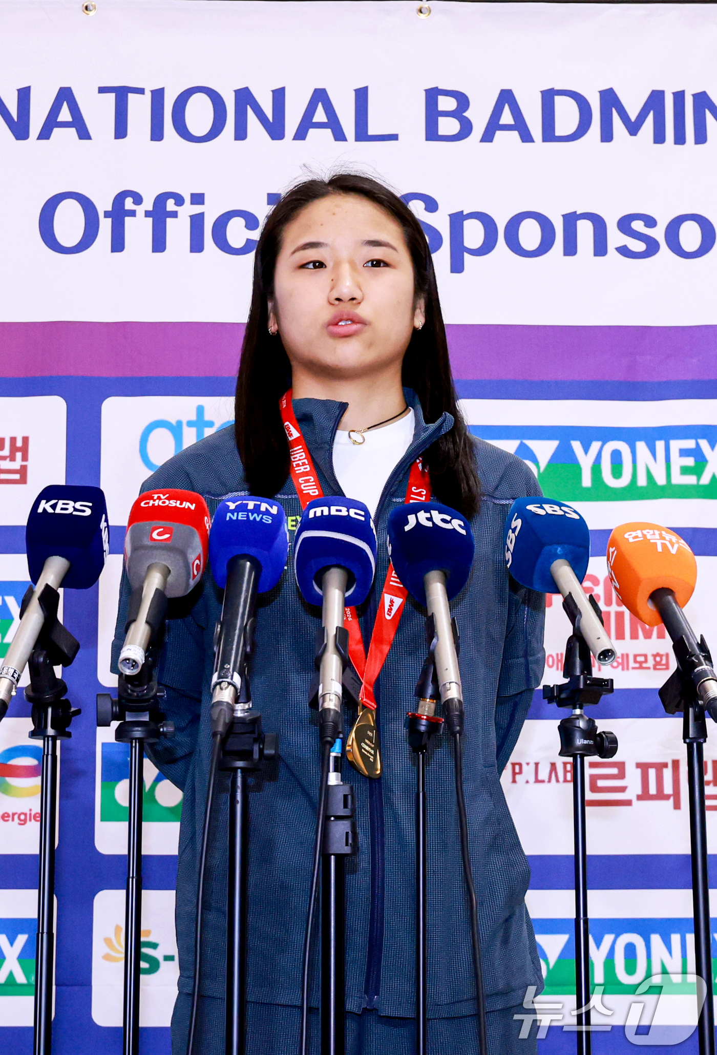 (인천공항=뉴스1) 이호윤 기자 = 2026년 세계여자단체배드민턴선수권대회(우버컵) 대표팀 안세영이 5일 인천공항 제2여객터미널을 통해 귀국해 기자들 질문에 답변하고 있다. 202 …