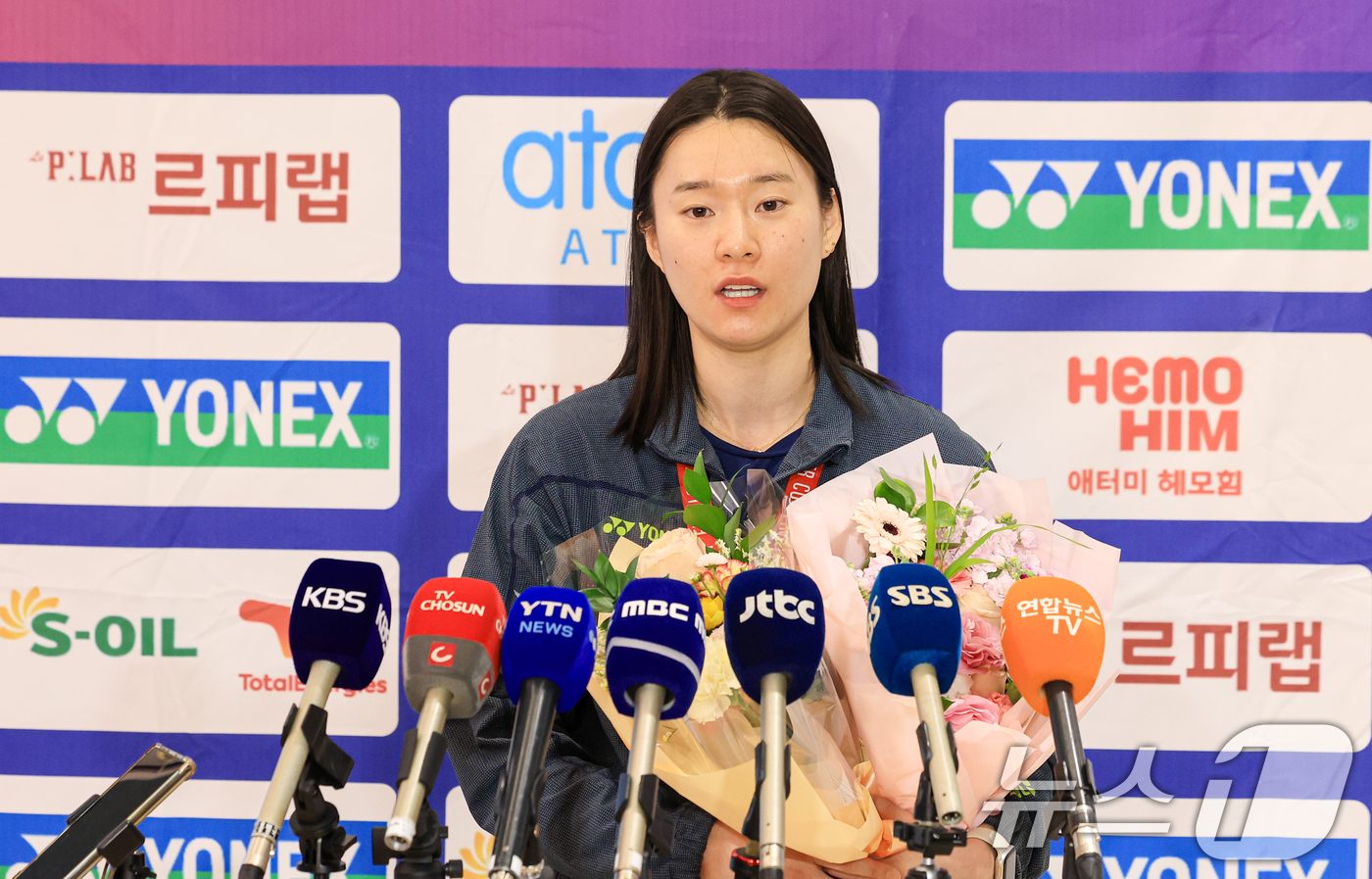 (인천공항=뉴스1) 이호윤 기자 = 2026년 세계여자단체배드민턴선수권대회(우버컵) 대표팀 김가은이 5일 인천공항 제2여객터미널을 통해 귀국해 취재진 질문에 답하고 있다. 2026 …