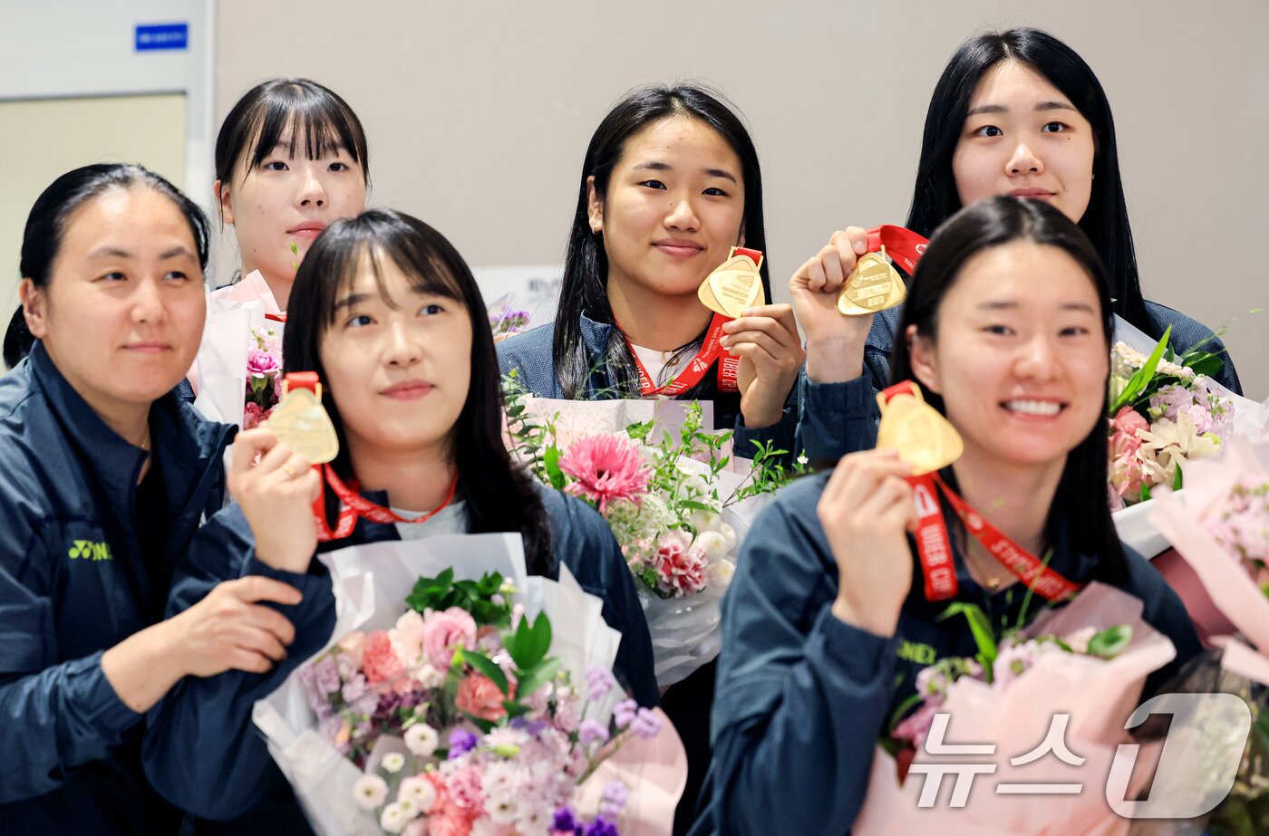 본문 이미지 - 2026년 세계남녀단체배드민턴선수권대회에 출전한 안세영을 비롯한 대한민국 대표팀 선수들이 5일 인천공항 제2여객터미널을 통해 귀국해 기념촬영을 하고 있다. 2026.5.5 ⓒ 뉴스1 이호윤 기자