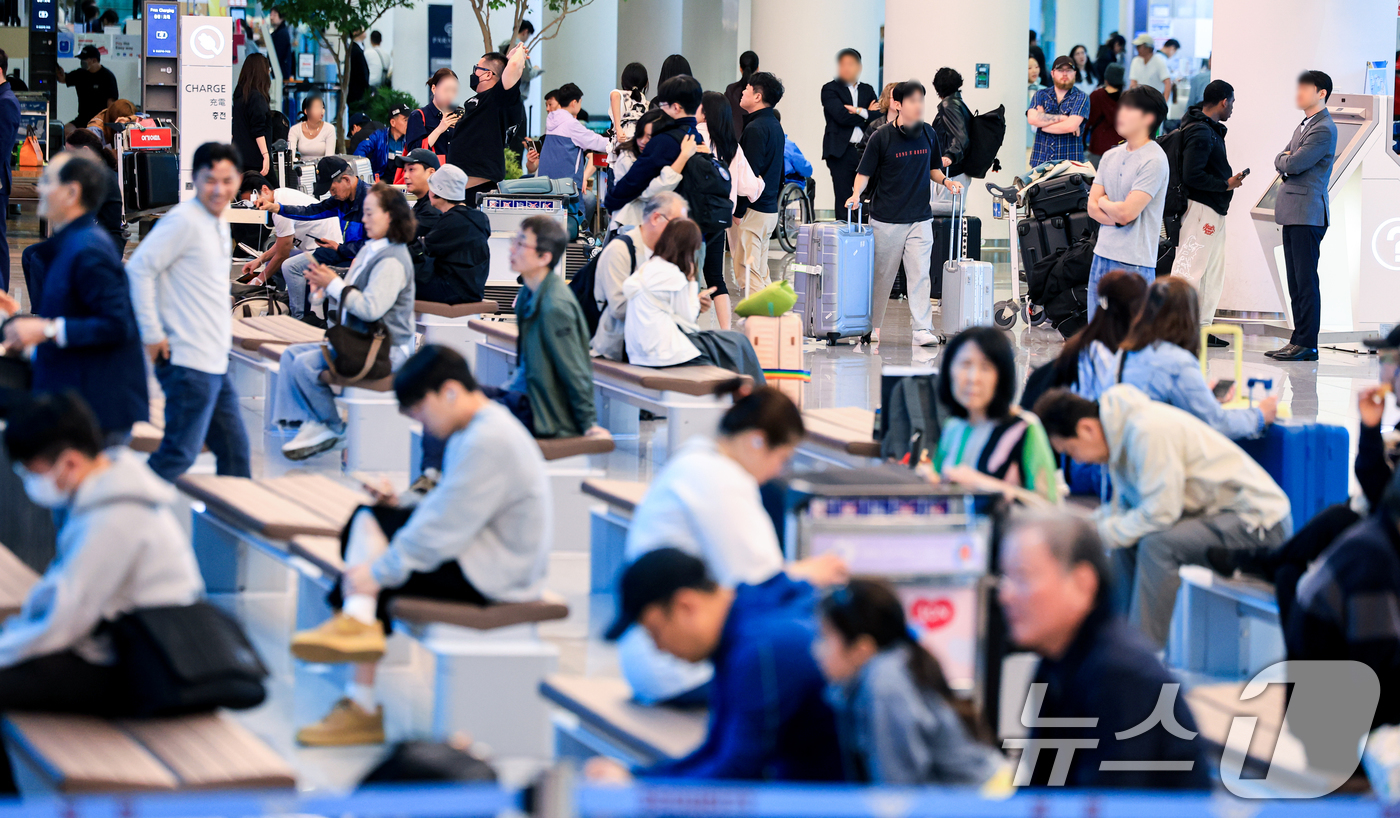 (인천공항=뉴스1) 이호윤 기자 = 징검다리 연휴의 마지막 날인 5일 여행객들이 인천공항 제2여객터미널을 통해 귀국하고 있다. 2026.5.5/뉴스1