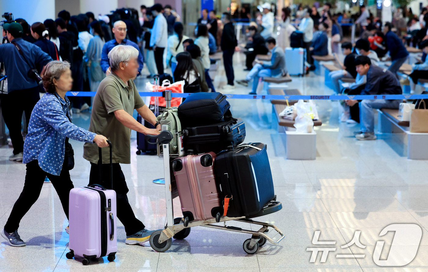 (인천공항=뉴스1) 이호윤 기자 = 징검다리 연휴의 마지막 날인 5일 여행객들이 인천공항 제2여객터미널을 통해 귀국하고 있다. 2026.5.5/뉴스1