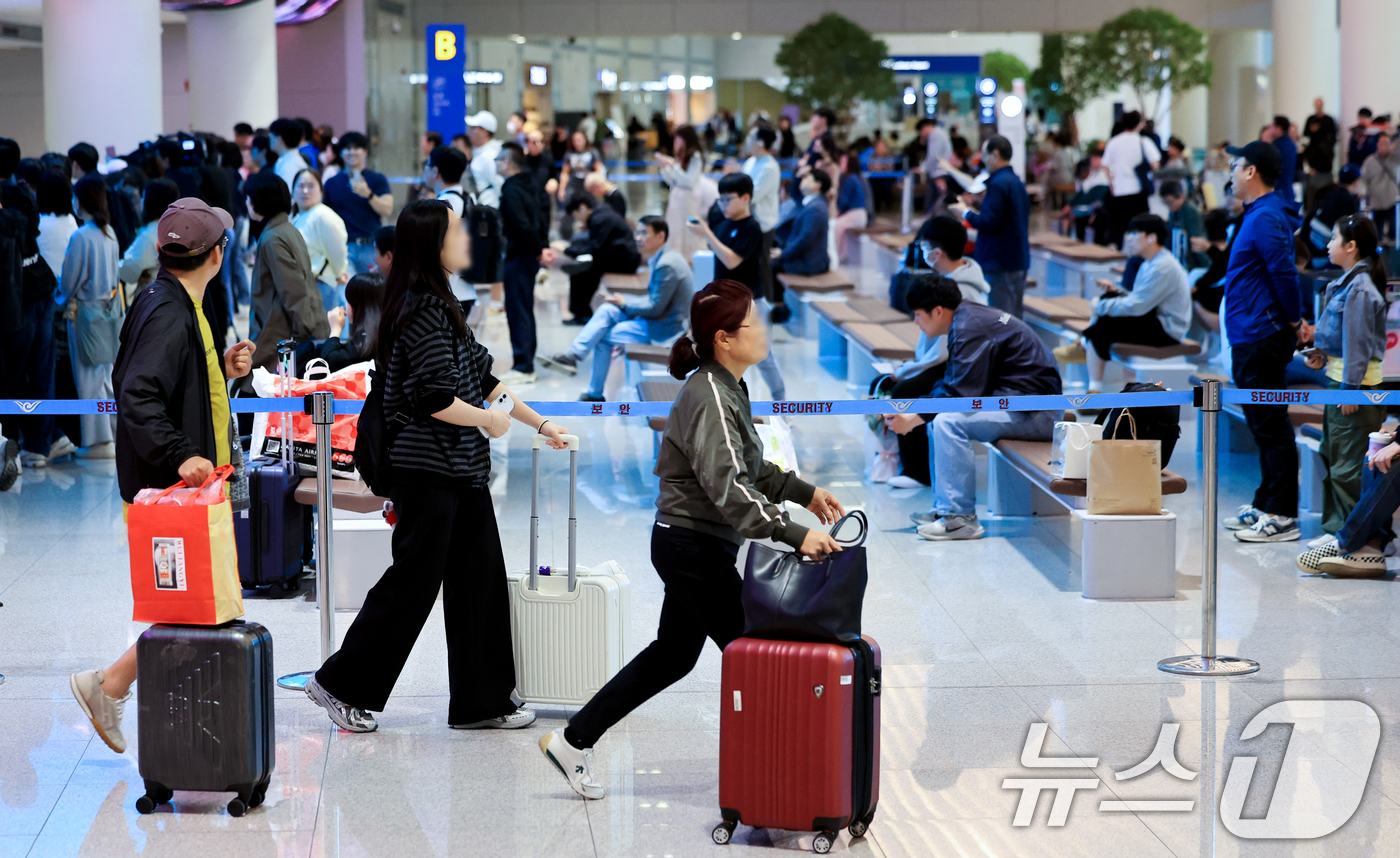 (인천공항=뉴스1) 이호윤 기자 = 징검다리 연휴의 마지막 날인 5일 여행객들이 인천공항 제2여객터미널을 통해 귀국하고 있다. 2026.5.5/뉴스1