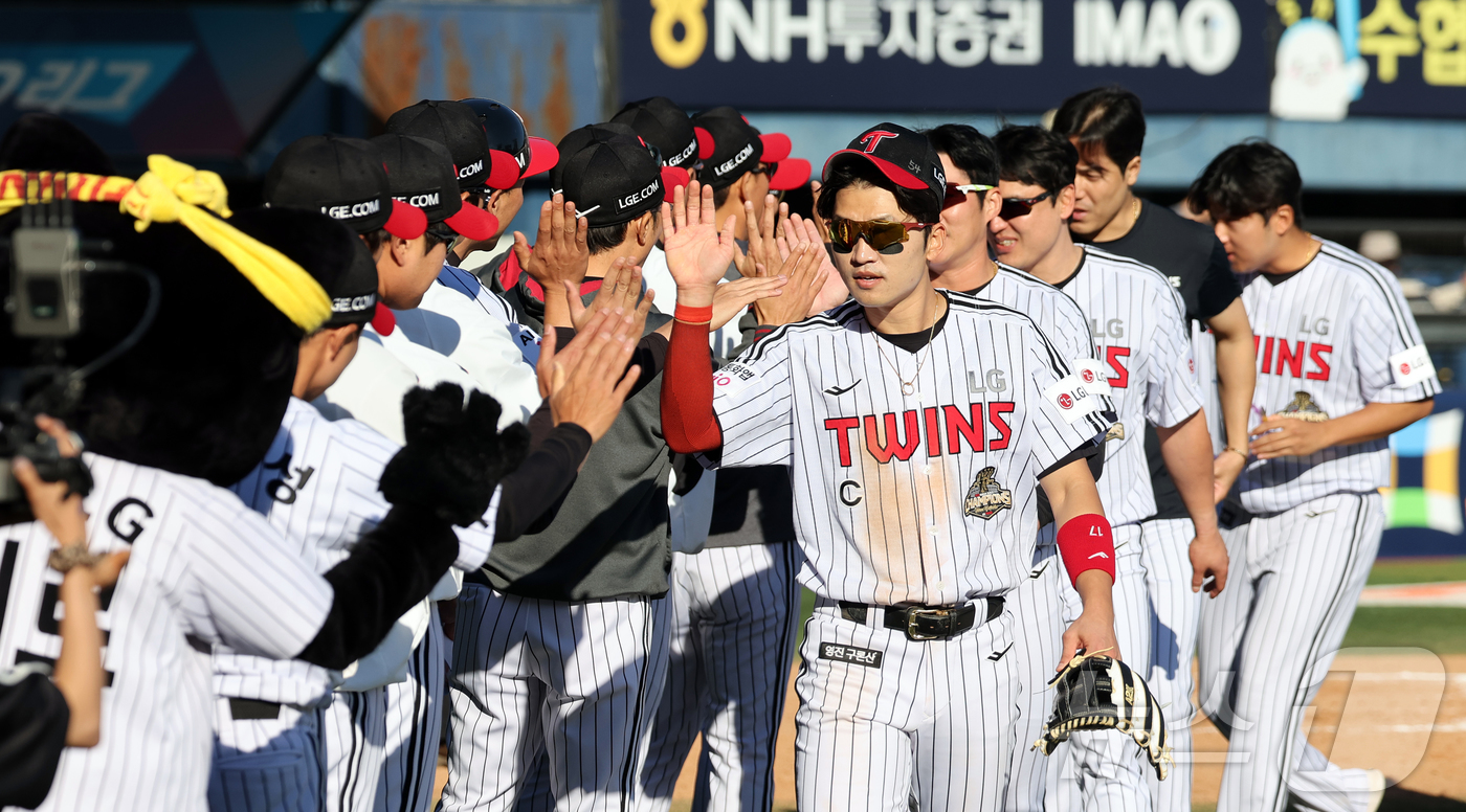 (서울=뉴스1) 김진환 기자 = 어린이날인 5일 오후 서울 송파구 잠실야구장에서 열린 프로야구 '2026 신한은행 SOL KBO리그' 두산 베어스와 LG 트윈스의 경기, 2대1 승 …