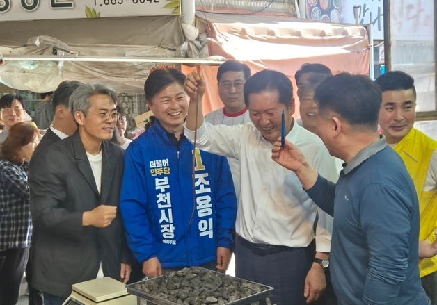 "여기도 1번이네" 정청래, 부천 상동시장 찾아 지선 지지 호소