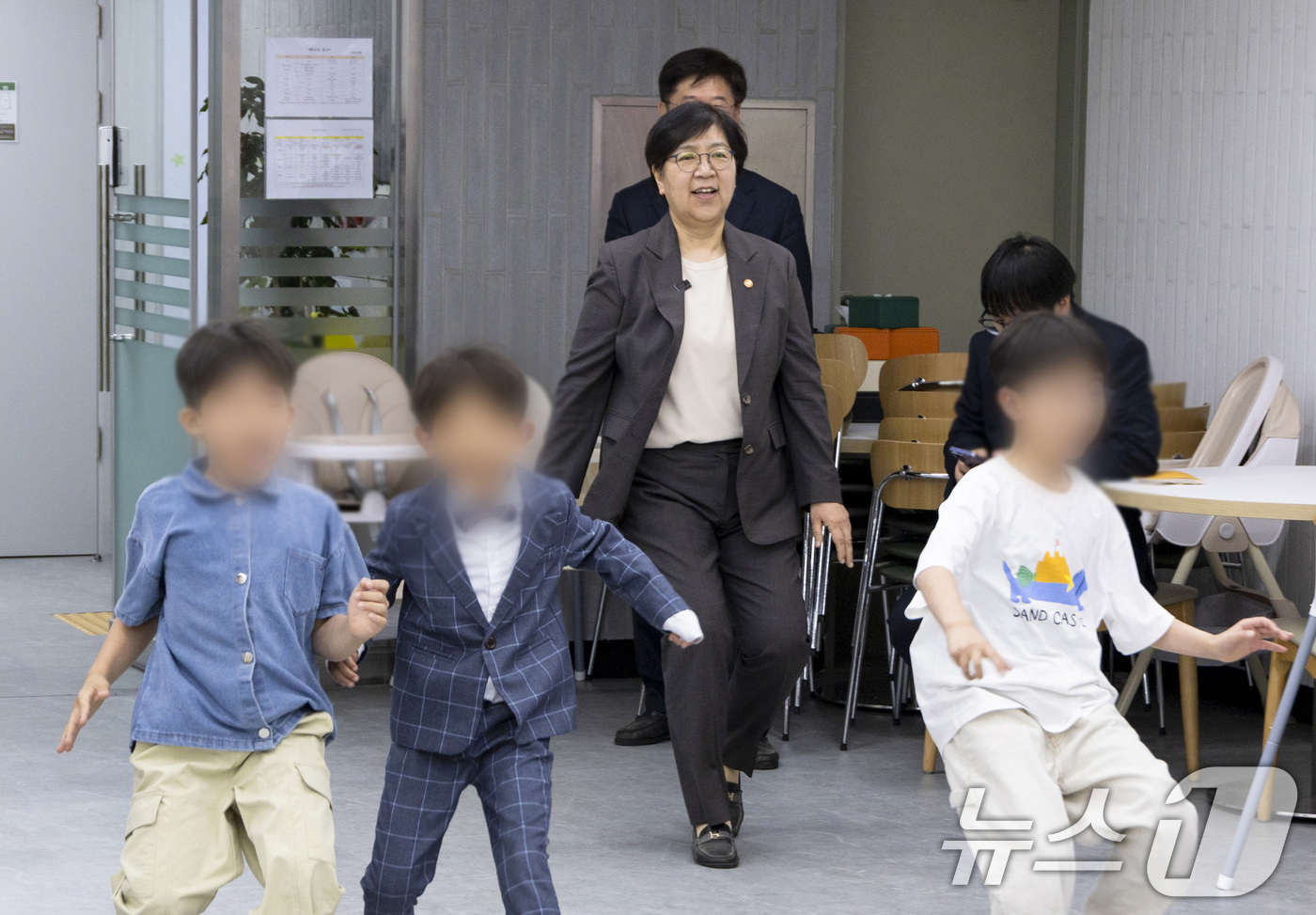 (서울=뉴스1) = 정은경 보건복지부 장관이 5일 어린이날을 맞아 서울 성동구 소재 아동양육시설인 이든아이빌을 방문해 아이들과 '무궁화꽃이 피었습니다' 놀이를 하고 있다.(보건복지 …