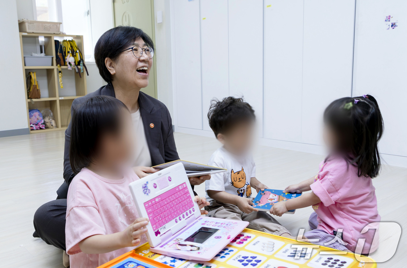 (서울=뉴스1) = 정은경 보건복지부 장관이 5일 어린이날을 맞아 서울 성동구 소재 아동양육시설인 이든아이빌을 방문해 아이들을 돌보고 있다. (보건복지부 제공. 재판매 및 DB금지 …