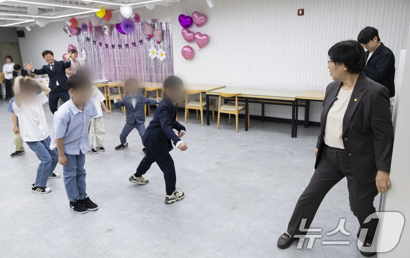 (서울=뉴스1) = 정은경 보건복지부 장관이 5일 어린이날을 맞아 서울 성동구 소재 아동양육시설인 이든아이빌을 방문해 아이들과 '무궁화꽃이 피었습니다' 놀이를 하고 있다.(보건복지 …
