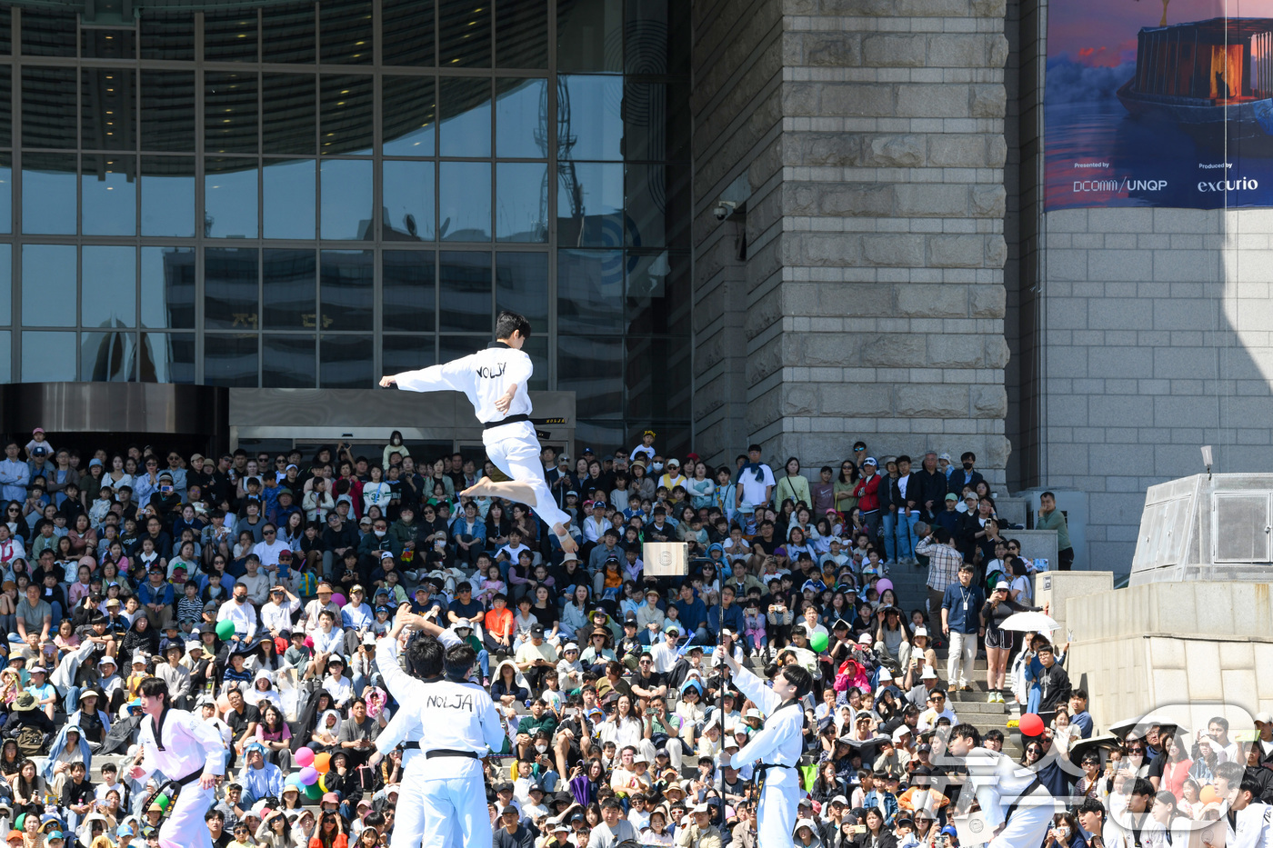 (서울=뉴스1) = 5일 서울 용산구 전쟁기념관에서 태권도 시범단 '놀자(NOLJA)'가 어린이날을 맞아 격파 시범을 보이고 있다. (전쟁기념사업회 제공. 재판매 및 DB 금지) …
