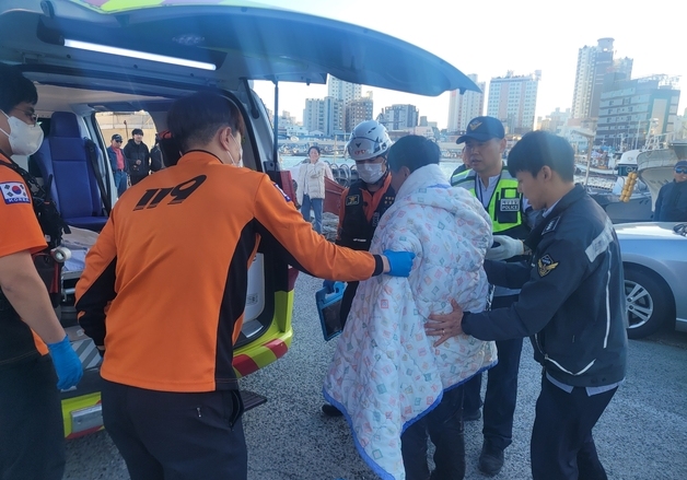 울산 방어진항 해상서 음주 후 바다에 빠진 60대, 해경에 구조