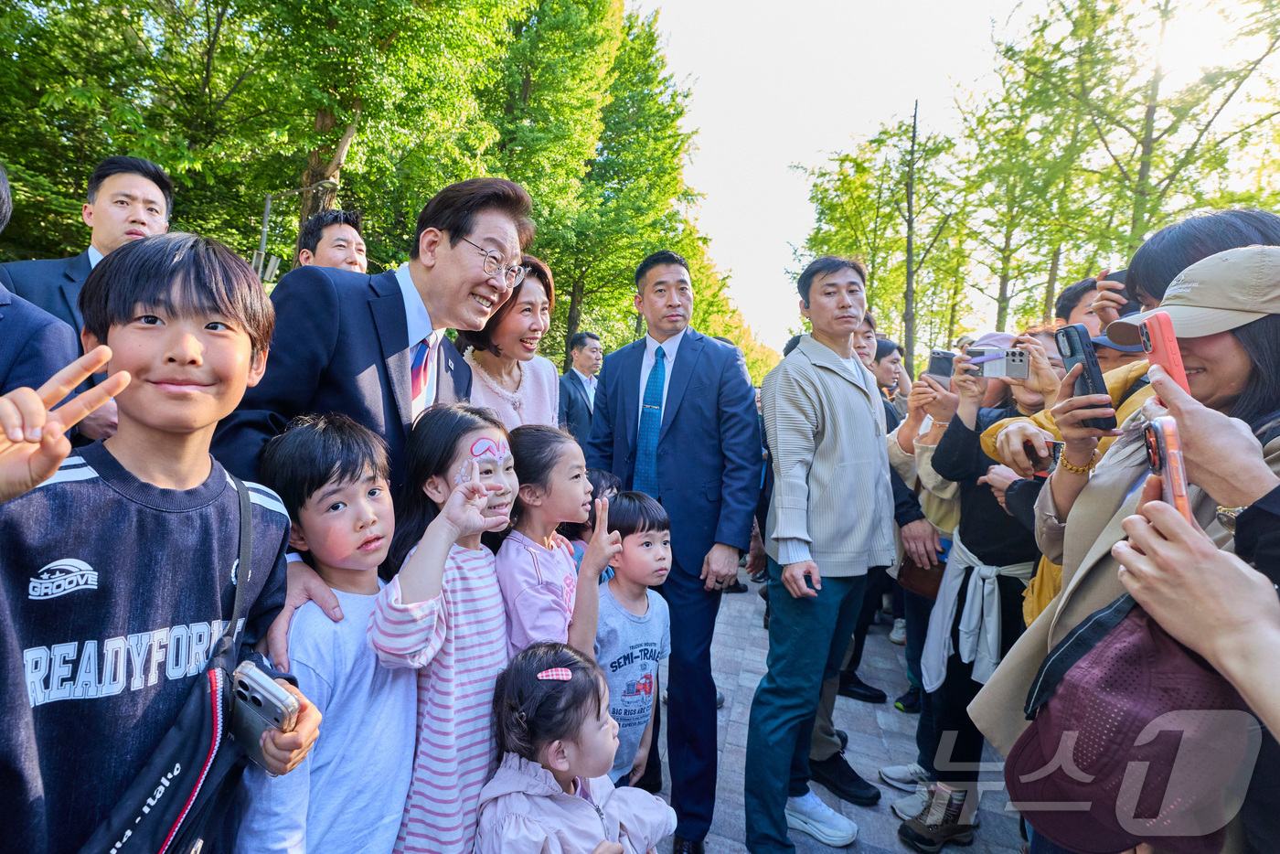 (서울=뉴스1) 허경 기자 = 이재명 대통령과 김혜경 여사가 어린이날인 5일 서울 어린이대공원을 방문해 어린이들과 기념촬영을 하고 있다. (청와대 제공. 재판매 및 DB 금지) 2 …