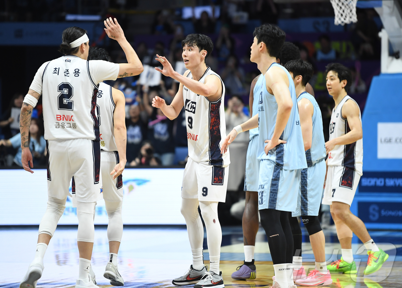 (서울=뉴스1) 김진환 기자 = 5일 고양 소노 아레나에서 열린 2025-2026 LG전자 프로농구 챔피언결정전 1차전 고양 소노와 부산 KCC의 경기에서 75대67로 승리한 KC …