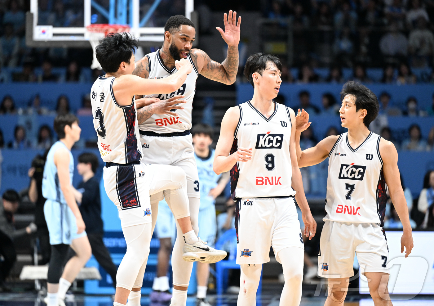 (서울=뉴스1) 김진환 기자 = 5일 고양 소노 아레나에서 열린 2025-2026 LG전자 프로농구 챔피언결정전 1차전 고양 소노와 부산 KCC의 경기에서 75대67로 승리한 KC …