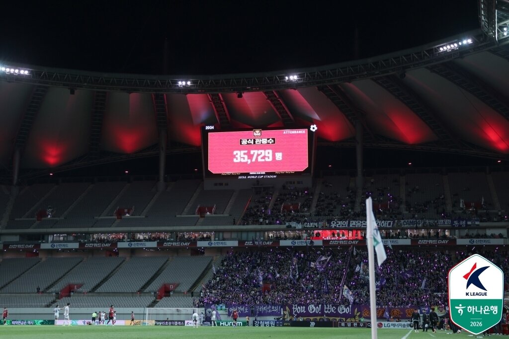 본문 이미지 -  3만5729명의 관중이 입장한 서울-안양의 연고지 더비(한국프로축구연맹 제공)