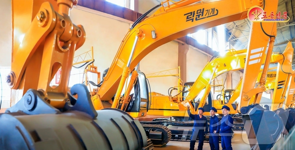(평양 노동신문=뉴스1) = 북한 노동당 기관지 노동신문은 6일 낙원기계종합기업소에서 중요 대상 건설장들에 더 많은 건설 장비들을 보내주기 위해 생산에 박차를 가하고 있다고 보도했 …