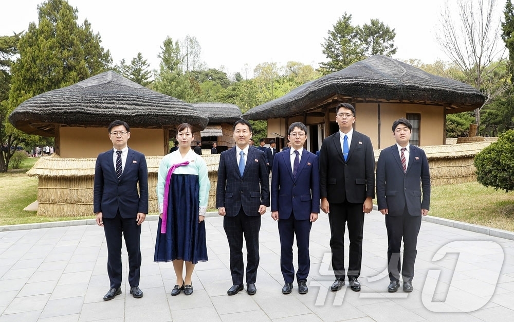 (평양 노동신문=뉴스1) = 북한 노동당 기관지 노동신문은 6일 리광일 재일본조선청년동맹 중앙상임위원회 위원장을 단장으로 하는 재일본조선청년동맹축하단이 만경대를 방문했다고 보도했다 …