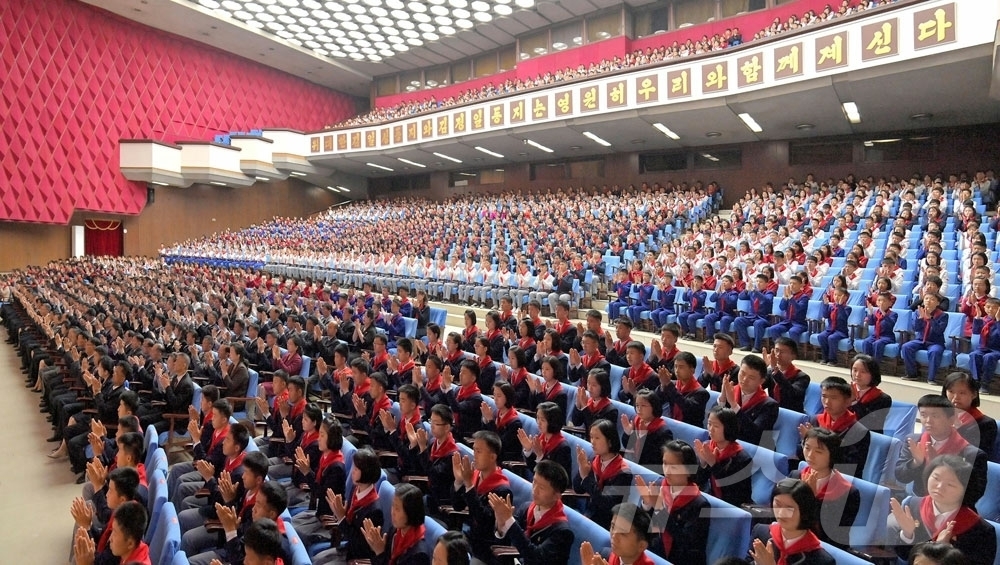 (평양 노동신문=뉴스1) = 북한 노동당 기관지 노동신문은 6일 '소년신문' 창간 80주년 기념보고회가 지난 5일 청년중앙회관에서 진행됐다고 보도했다. [국내에서만 사용가능. 재배 …