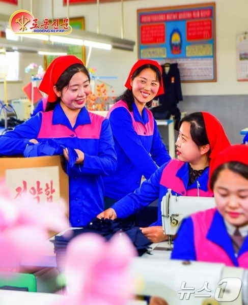 (평양 노동신문=뉴스1) = 북한 노동당 기관지 노동신문은 6일 은천군옷공장의 직원들을 조명하며 "나라 살림살이에 보탬을 줄 마음을 안고 있다"고 선전했다. [국내에서만 사용가능. …