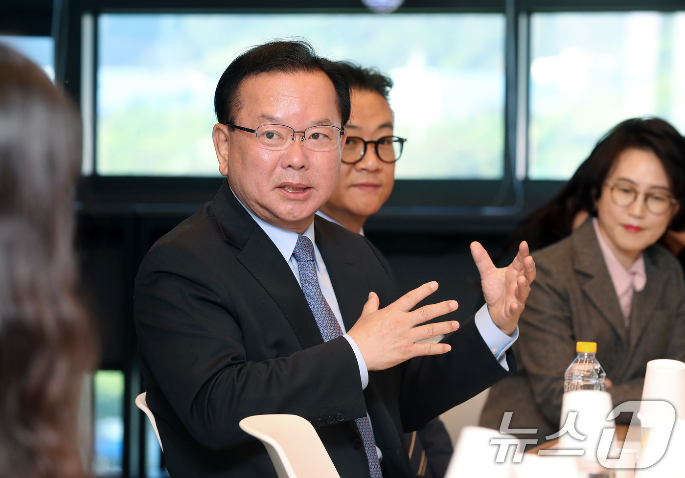 (대구=뉴스1) 공정식 기자 = 김부겸 더불어민주당 대구시장 후보가 6일 오전 대구 수성알파시티 스마트에코타워에서 열린 AI·IT 여성기업인협회 간담회에 참석해 현안에 대해 논의하 …