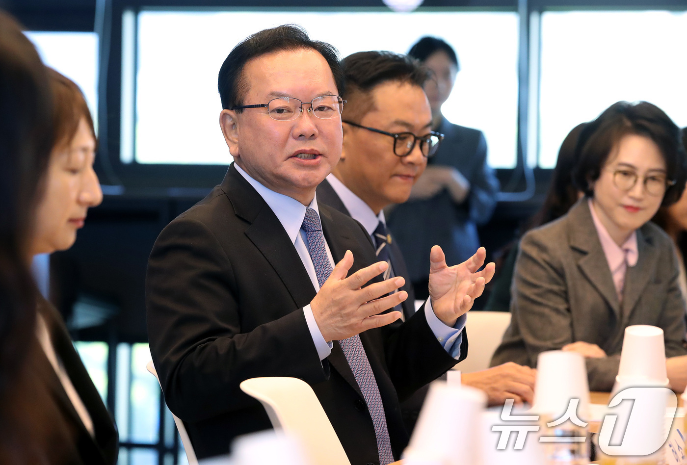 (대구=뉴스1) 공정식 기자 = 김부겸 더불어민주당 대구시장 후보가 6일 오전 대구 수성알파시티 스마트에코타워에서 열린 AI·IT 여성기업인협회 간담회에 참석해 현안에 대해 논의하 …