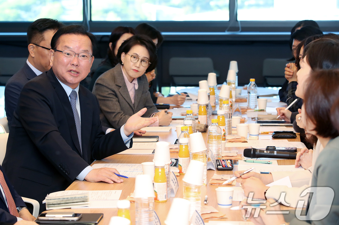 (대구=뉴스1) 공정식 기자 = 김부겸 더불어민주당 대구시장 후보가 6일 오전 대구 수성알파시티 스마트에코타워에서 열린 AI·IT 여성기업인협회 간담회에 참석해 현안에 대해 논의하 …