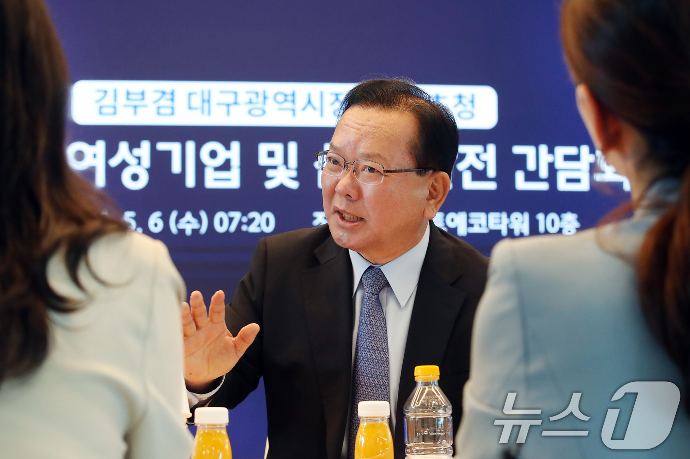 (대구=뉴스1) 공정식 기자 = 김부겸 더불어민주당 대구시장 후보가 6일 오전 대구 수성알파시티 스마트에코타워에서 열린 AI·IT 여성기업인협회 간담회에 참석해 현안에 대해 논의하 …