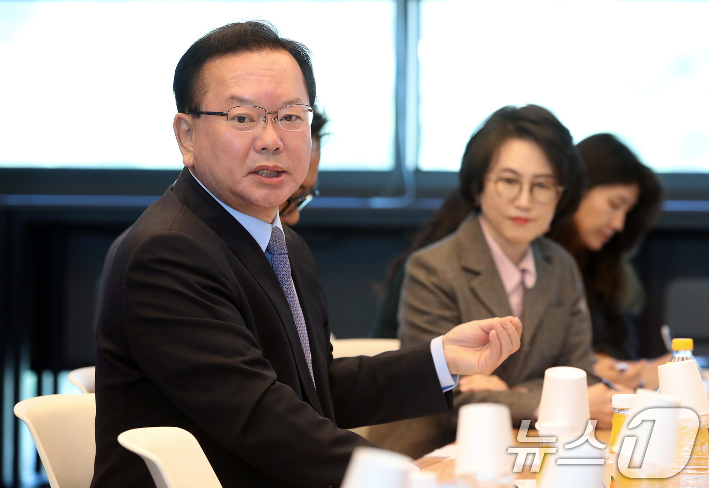 (대구=뉴스1) 공정식 기자 = 김부겸 더불어민주당 대구시장 후보가 6일 오전 대구 수성알파시티 스마트에코타워에서 열린 AI·IT 여성기업인협회 간담회에 참석해 현안에 대해 논의하 …