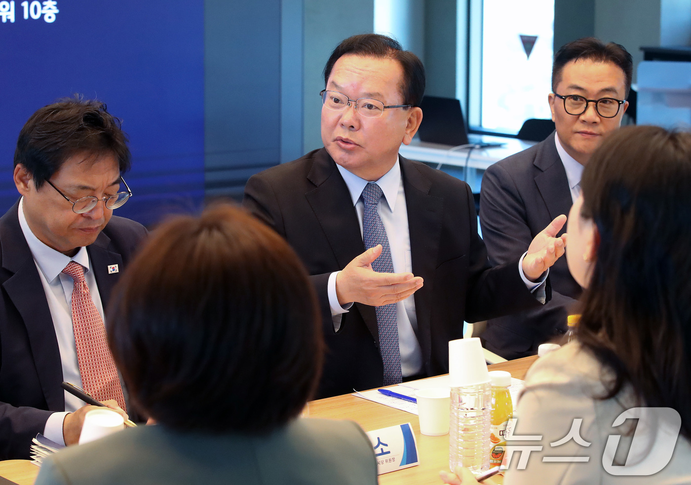 (대구=뉴스1) 공정식 기자 = 김부겸 더불어민주당 대구시장 후보가 6일 오전 대구 수성알파시티 스마트에코타워에서 열린 AI·IT 여성기업인협회 간담회에 참석해 현안에 대해 논의하 …