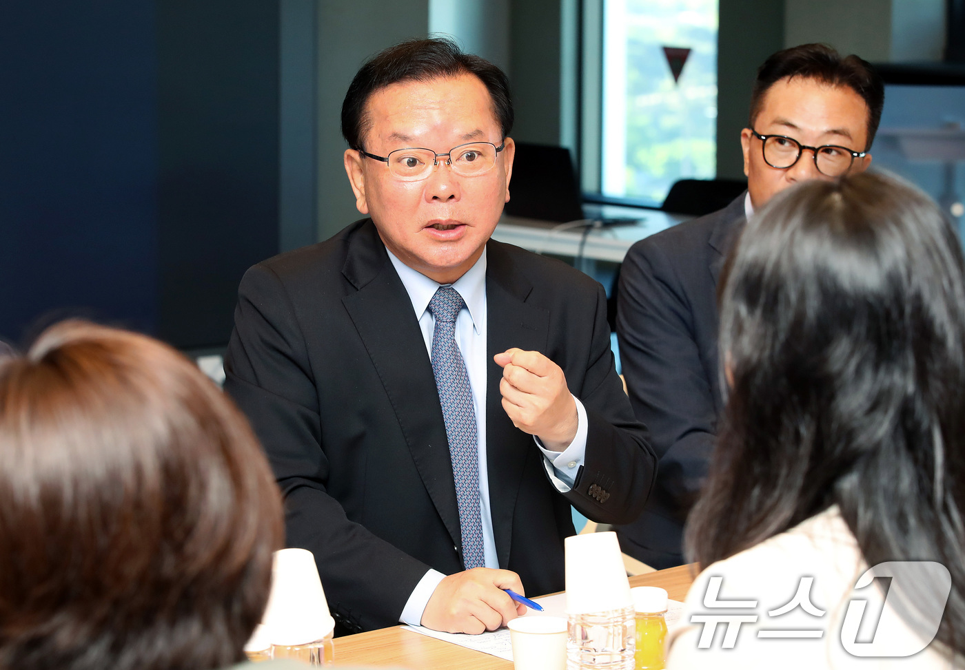 (대구=뉴스1) 공정식 기자 = 김부겸 더불어민주당 대구시장 후보가 6일 오전 대구 수성알파시티 스마트에코타워에서 열린 AI·IT 여성기업인협회 간담회에 참석해 현안에 대해 논의하 …