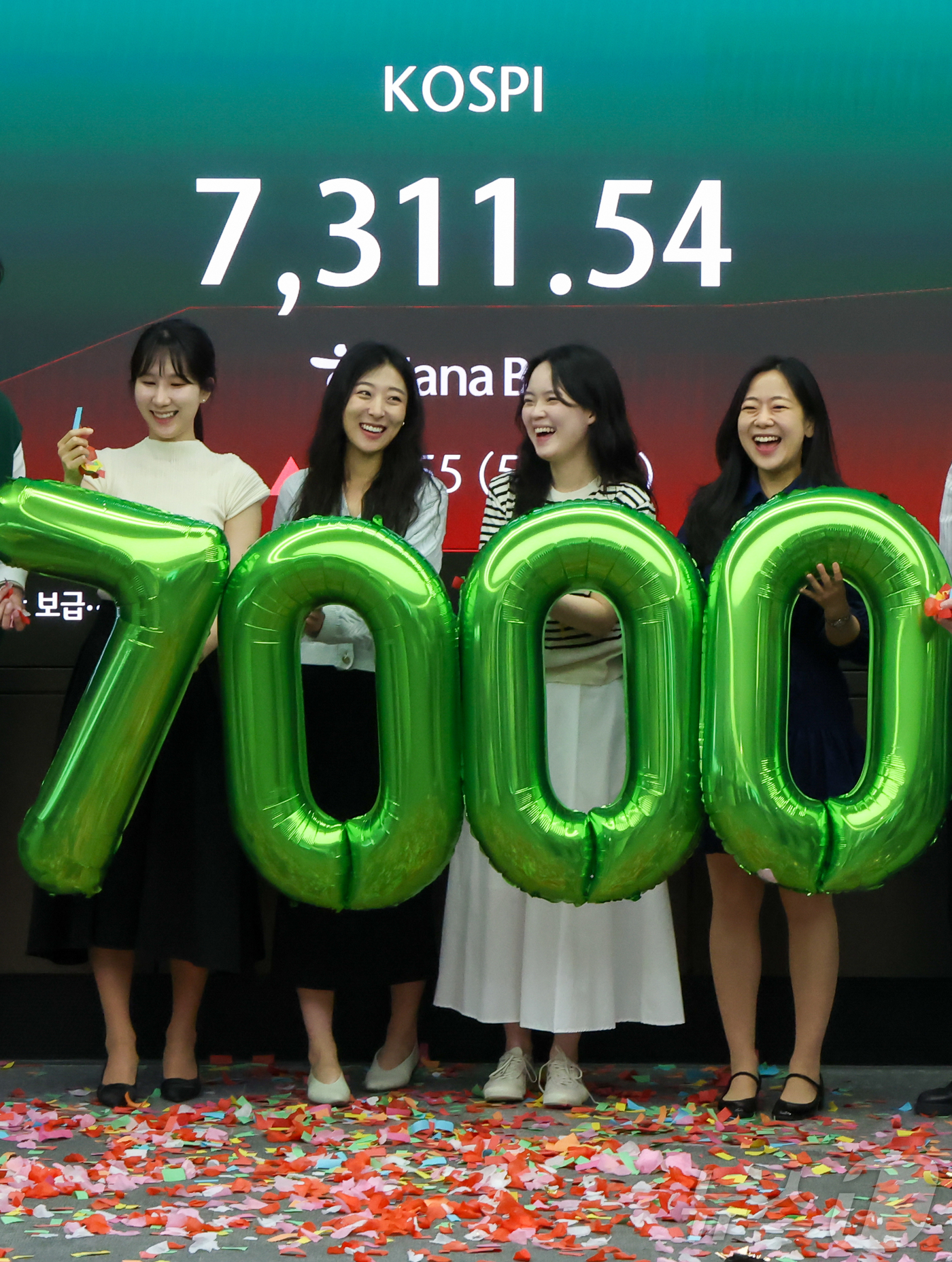 (서울=뉴스1) 이종수 인턴기자 = 코스피가 장중 7000포인트를 돌파한 6일 서울 중구 하나은행 딜링룸에서 직원들이 축하 세리머니를 하고 있다. 2026.5.6/뉴스1