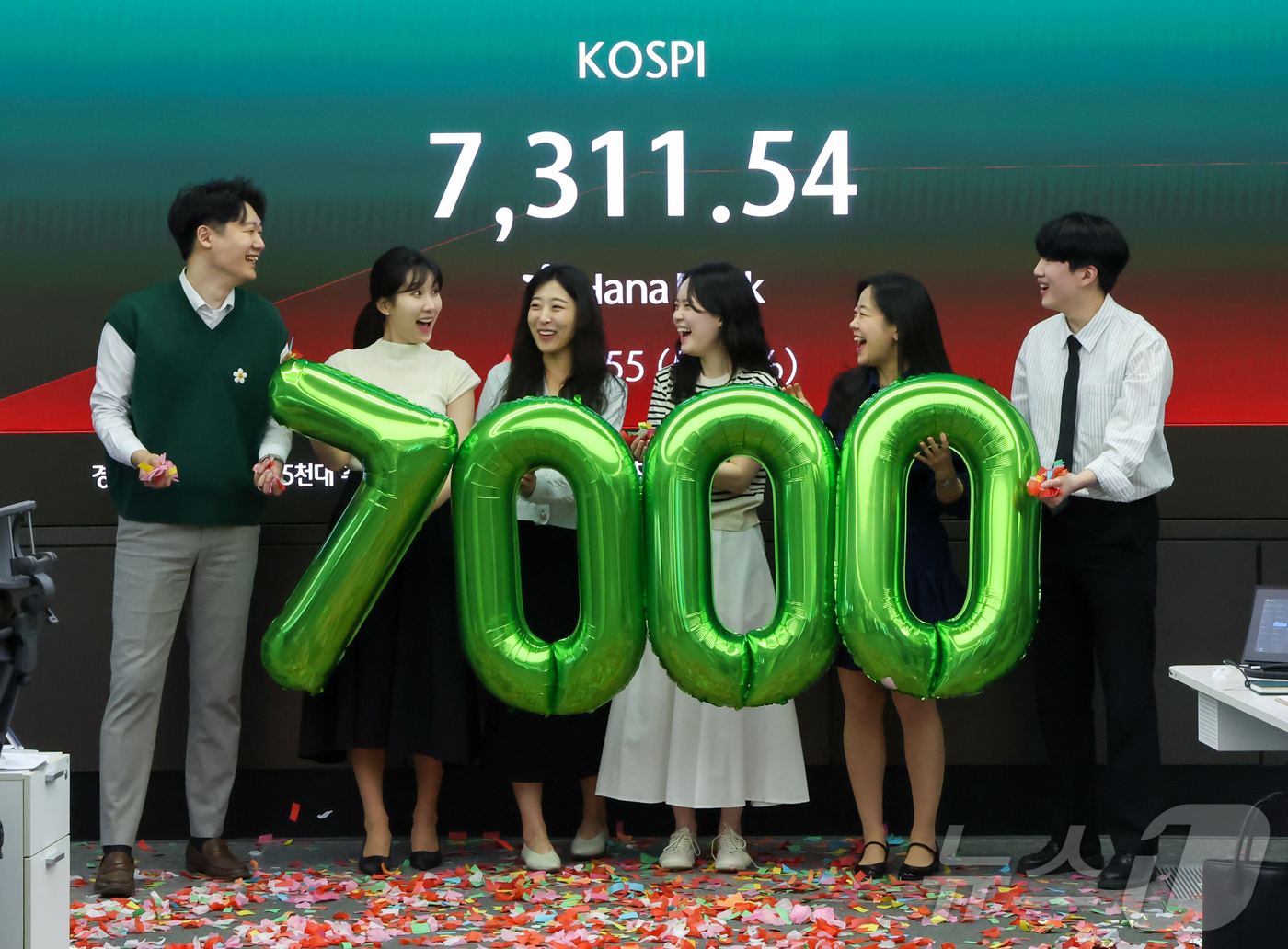 (서울=뉴스1) 이종수 인턴기자 = 코스피가 장중 7000포인트를 돌파한 6일 서울 중구 하나은행 딜링룸에서 직원들이 축하 세리머니를 하고 있다. 2026.5.6/뉴스1