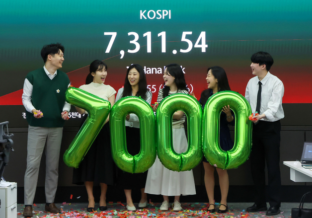 9%대 급등에 단번에 '25만전자·160만닉스' 신기록[핫종목]