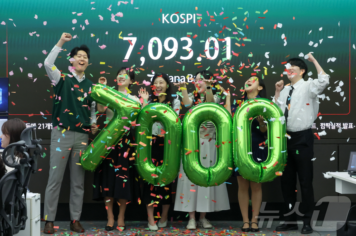 (서울=뉴스1) 이종수 인턴기자 = 코스피가 7000을 돌파한 6일 서울 중구 하나은행 본점 딜링룸에서 직원들이 축하 세리모니를 하고 있다. 2026.5.6/뉴스1
