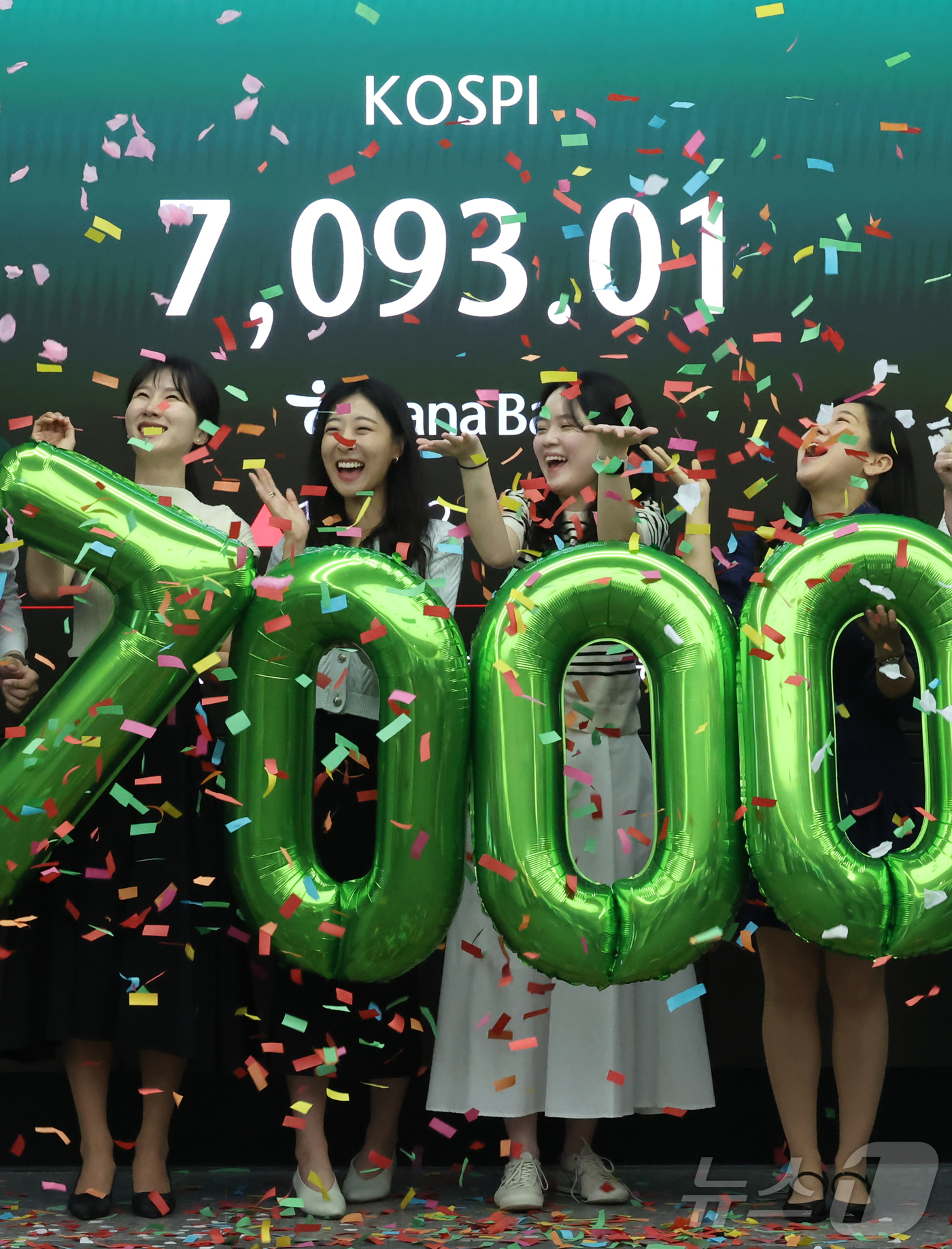 (서울=뉴스1) 이종수 인턴기자 = 코스피가 7000을 돌파한 6일 서울 중구 하나은행 본점 딜링룸에서 직원들이 축하 세리모니를 하고 있다. 2026.5.6/뉴스1