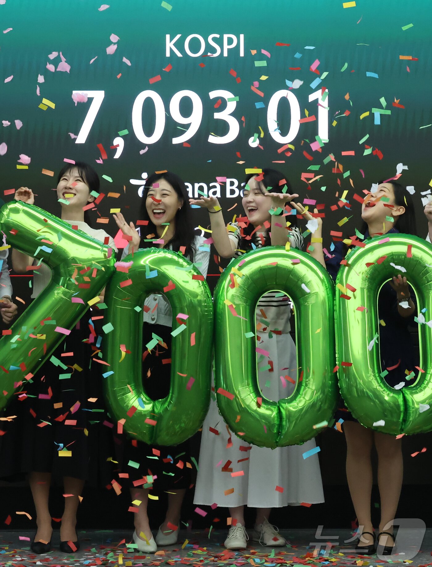 본문 이미지 - 코스피가 7000을 돌파한 6일 서울 중구 하나은행 본점 딜링룸에서 직원들이 축하 세리모니를 하고 있다. 2026.5.6 ⓒ 뉴스1 이종수 인턴기자