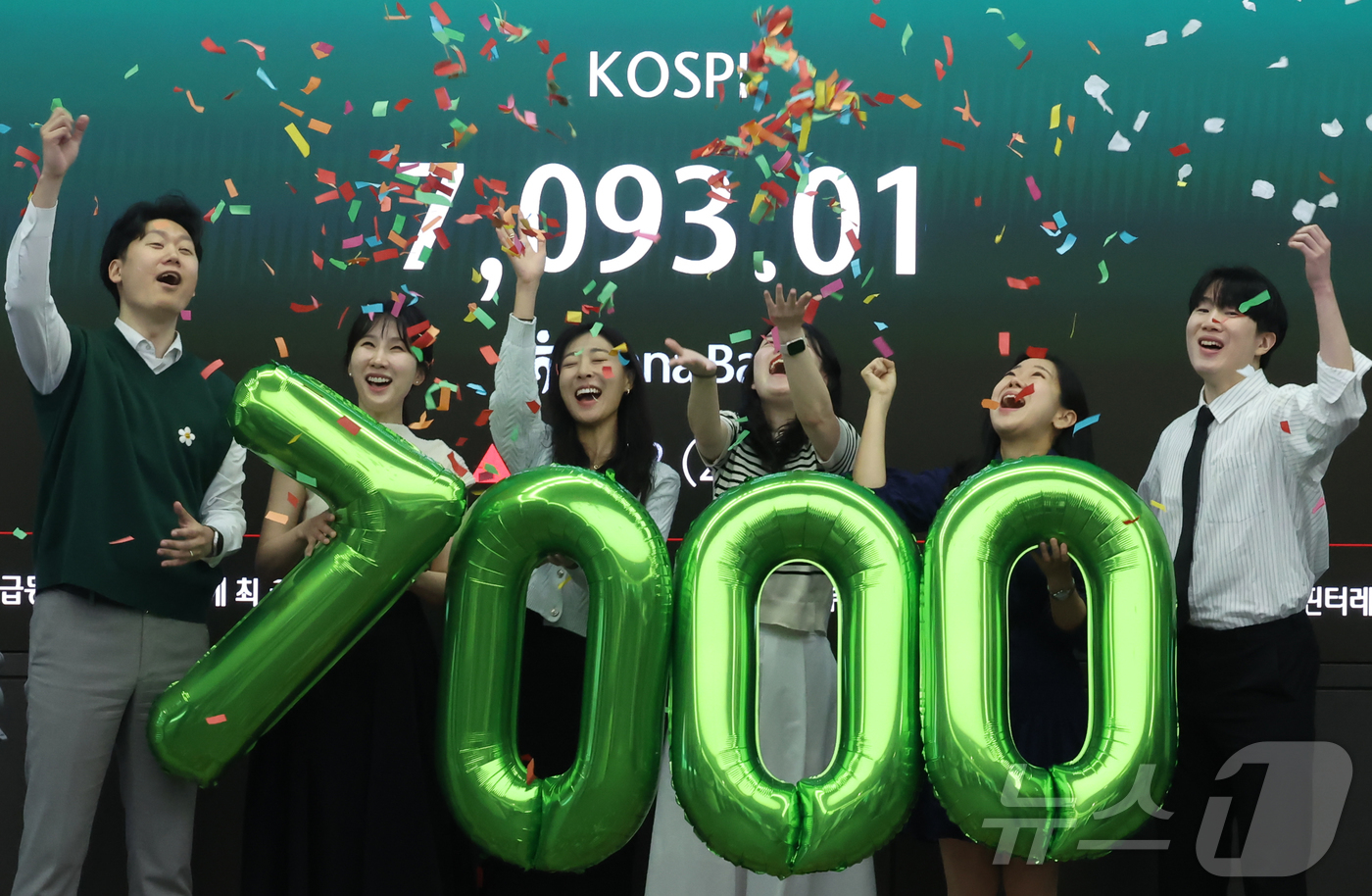 (서울=뉴스1) 이종수 인턴기자 = 코스피가 7000을 돌파한 6일 서울 중구 하나은행 본점 딜링룸에서 직원들이 축하 세리모니를 하고 있다. 2026.5.6/뉴스1
