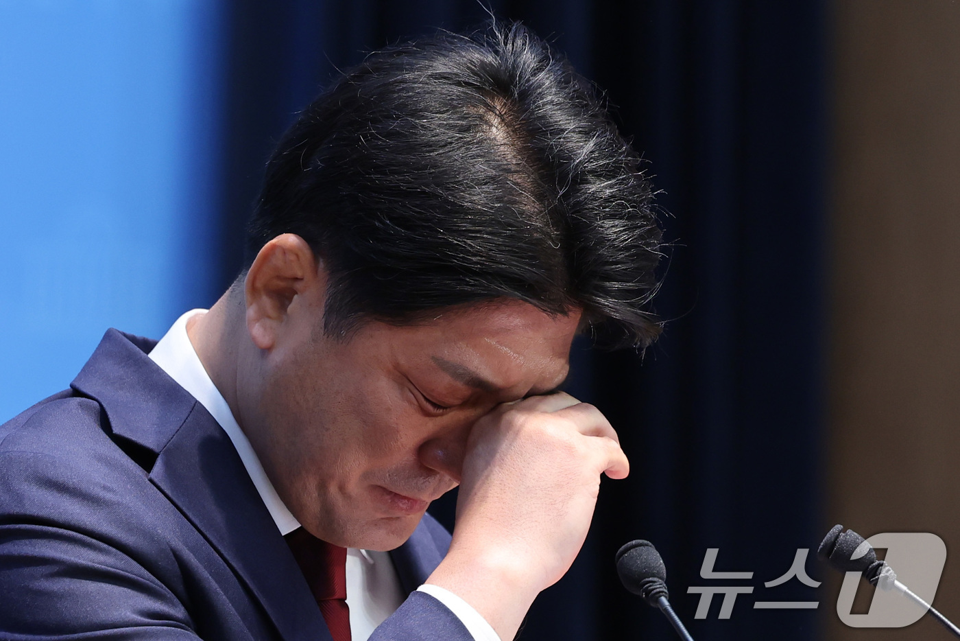 (서울=뉴스1) 신웅수 기자 = 이용 전 국민의힘 의원이 6일 서울 여의도 국회 소통관에서 하남갑 국회의원 보궐선거 출마선언을 하며 눈물을 훔치고 있다. 2026.5.6/뉴스1
