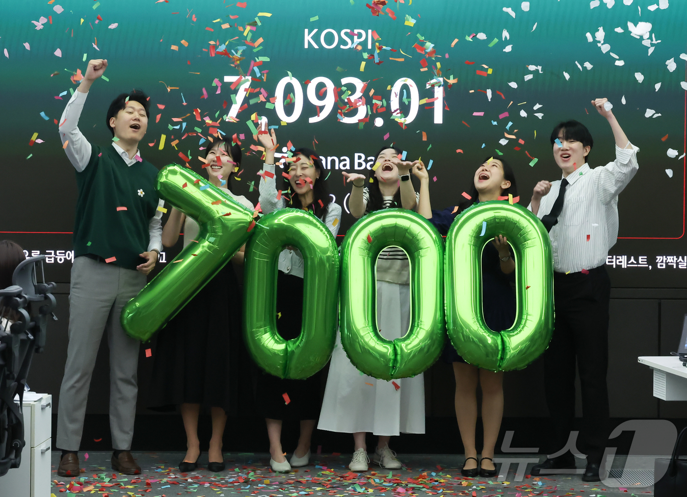 (서울=뉴스1) 이종수 인턴기자 = 코스피가 7000을 돌파한 6일 서울 중구 하나은행 본점 딜링룸에서 직원들이 축하 세리모니를 하고 있다. 2026.5.6/뉴스1