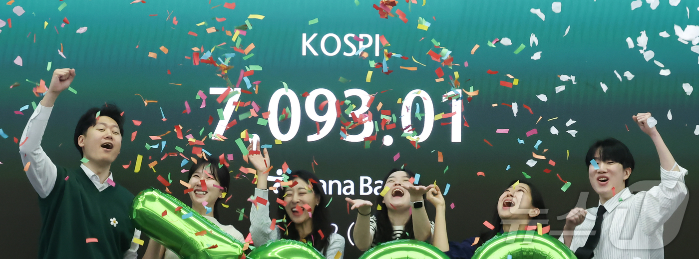 (서울=뉴스1) 이종수 인턴기자 = 코스피가 7000을 돌파한 6일 서울 중구 하나은행 본점 딜링룸에서 직원들이 축하 세리모니를 하고 있다. 2026.5.6/뉴스1