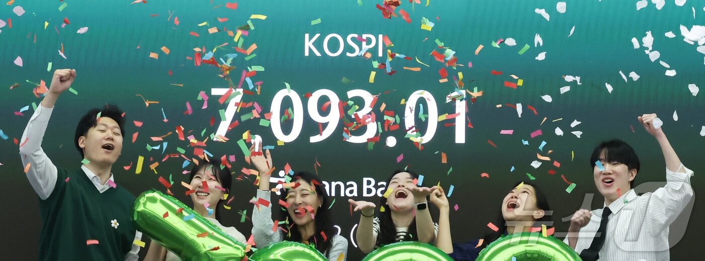본문 이미지 - 코스피가 7000을 돌파한 6일 서울 중구 하나은행 본점 딜링룸에서 직원들이 축하 세리모니를 하고 있다. 2026.5.6 ⓒ 뉴스1 이종수 인턴기자