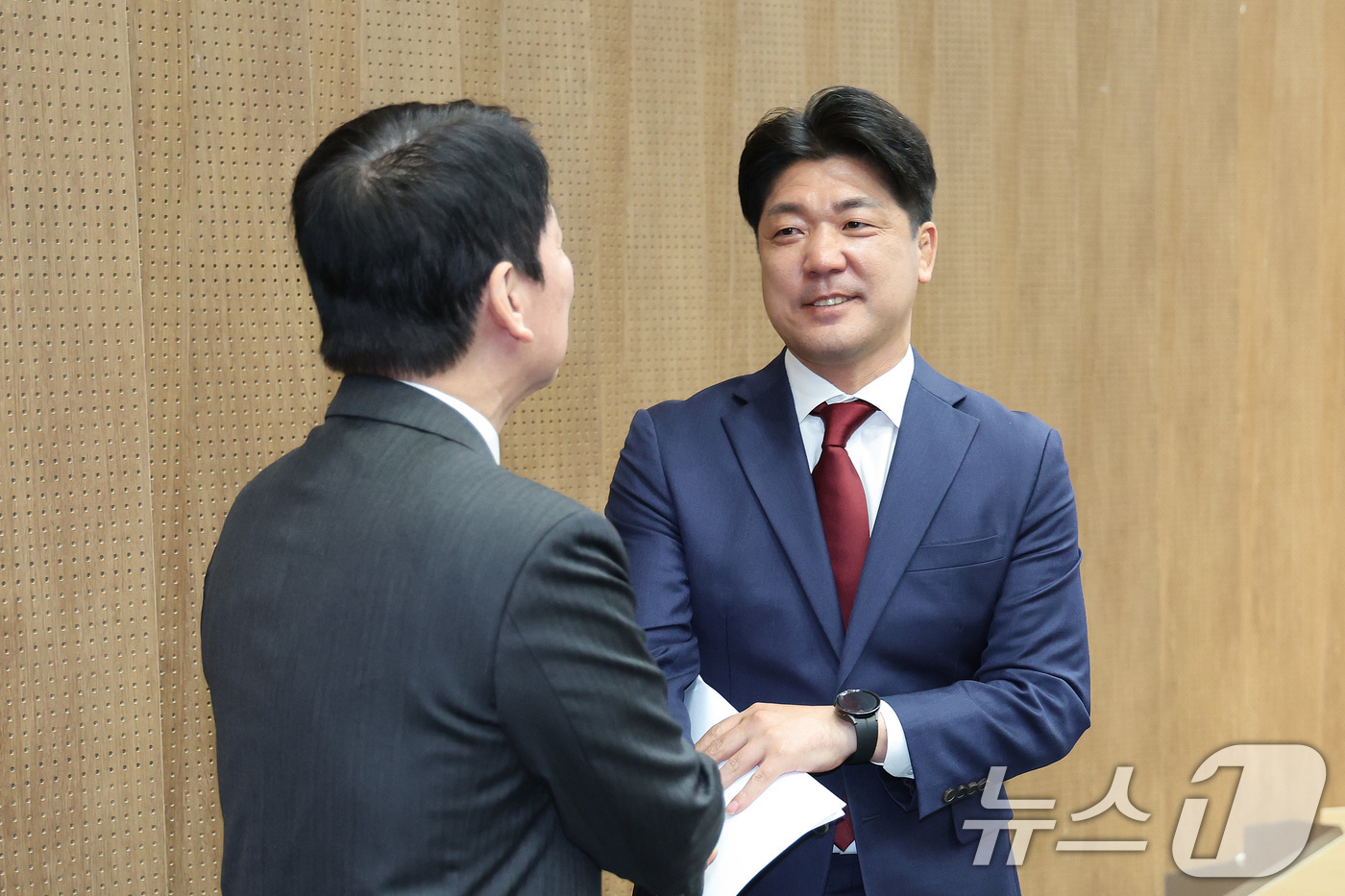 (서울=뉴스1) 신웅수 기자 = 이용 전 국민의힘 의원이 6일 서울 여의도 국회 소통관에서 하남갑 국회의원 보궐선거 출마선언을 마친 후 기자회견을 열어준 안철수 의원과 대화하고 있 …