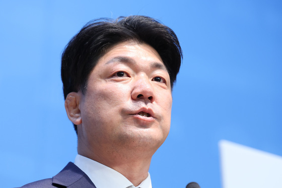 눈시울 붉어진 이용