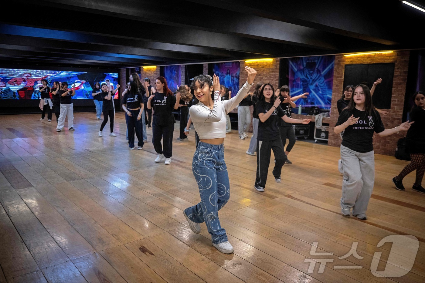 (멕시코시티 AFP=뉴스1) 장용석 기자 = K팝 댄스 강사 지나 몬토야(가운데)가 지난달 29일(현지시간) 멕시코시티에서 수강생들을 이끌고 안무 수업을 하고 있다. 2026.5. …