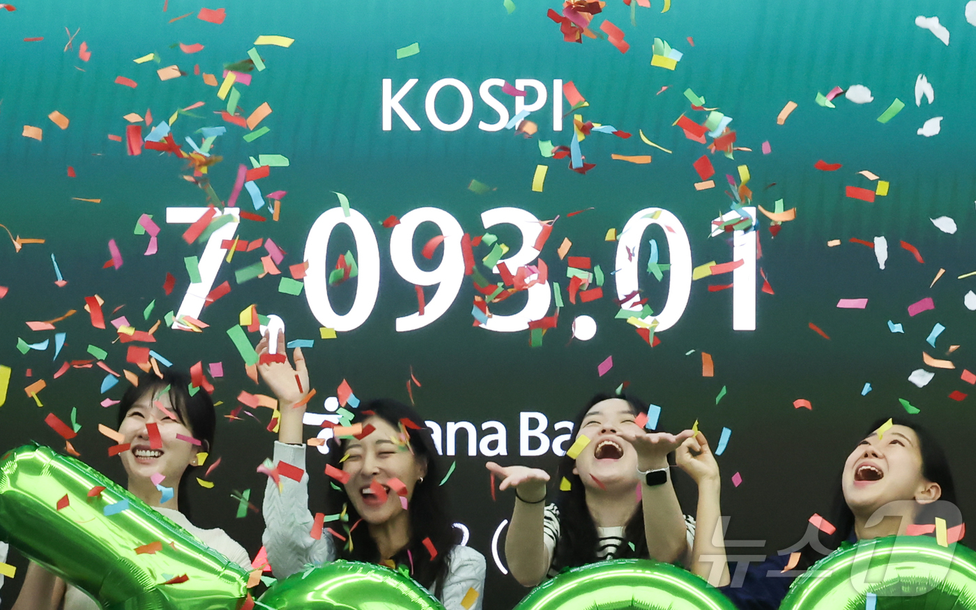 (서울=뉴스1) 이종수 인턴기자 = 코스피가 7000을 돌파한 6일 서울 중구 하나은행 본점 딜링룸에서 직원들이 축하 세리모니를 하고 있다. 2026.5.6/뉴스1